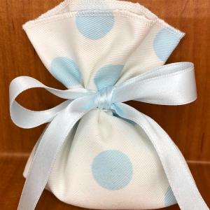 Sacchetto portaconfetti panna con pois cielo e nastro
